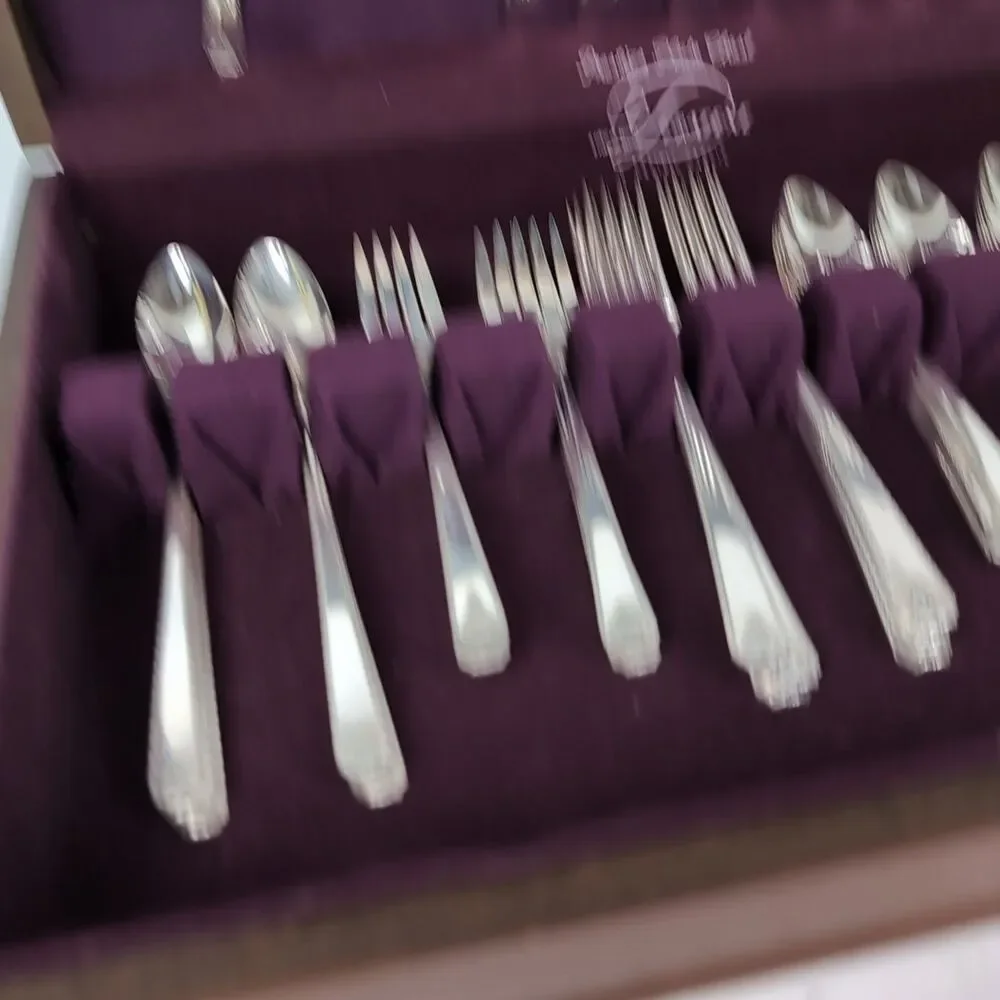 Vintage Oneida Prestige BORDEAUX 1945 Silverplate 50 Pieces + Storage Box